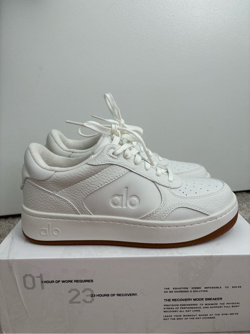 ALO Recovery Mode Sneaker (Unisex) - Natural (Brand New)
White/Gum size woman 8